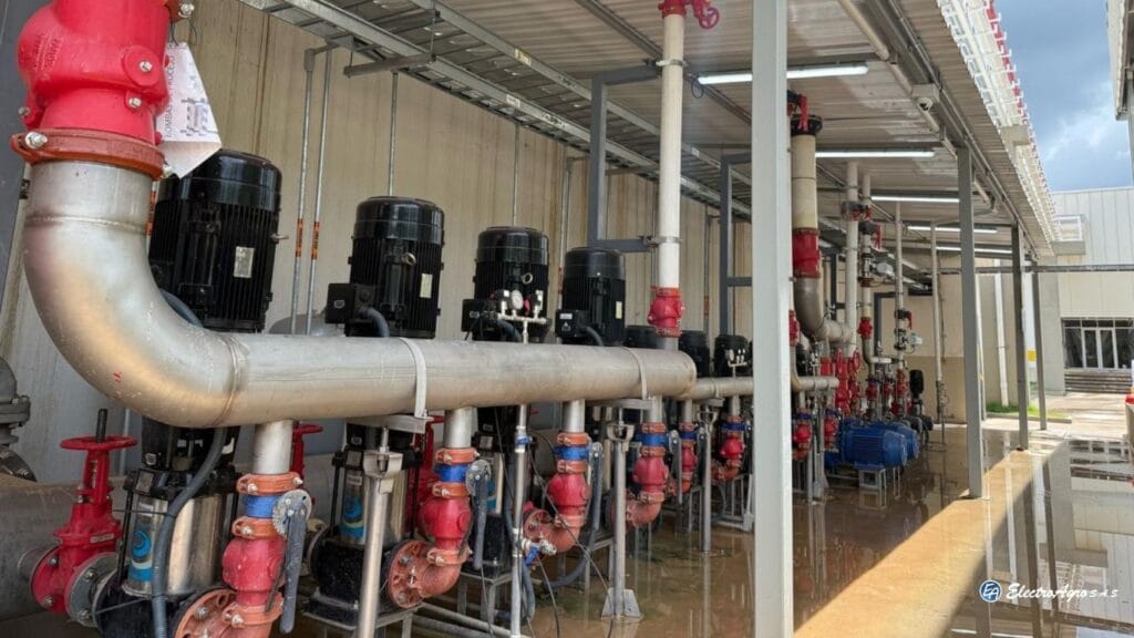 Equipo técnico instalando redes hidráulicas para agua potable y contra incendio en la planta industrial El Horizonte.